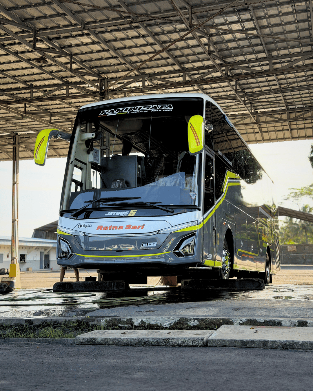 Bus Pariwisata PT Ratnasari Putra Gemilang